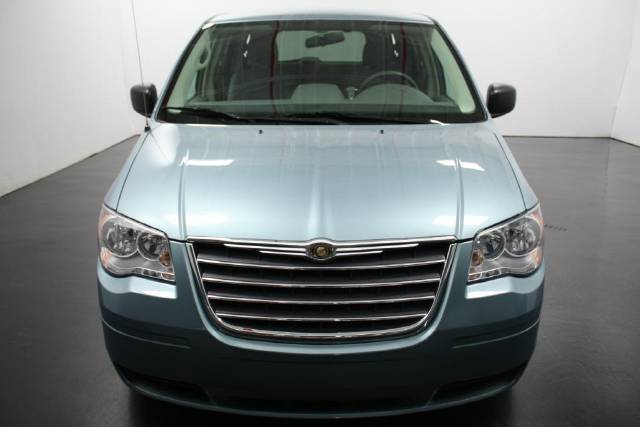 Chrysler Town and Country 2009 photo 3