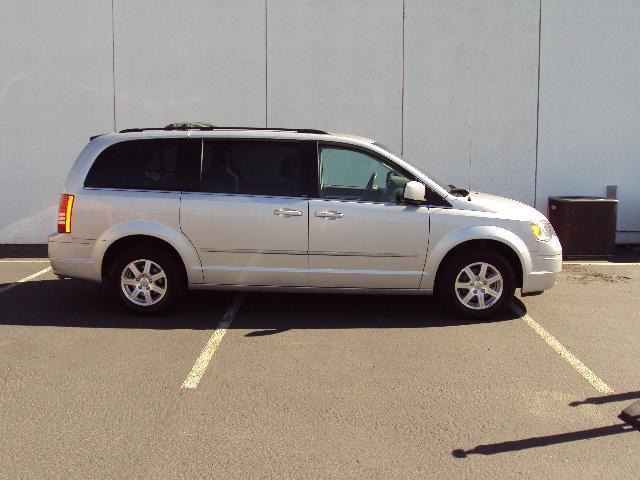 Chrysler Town and Country 2009 photo 2