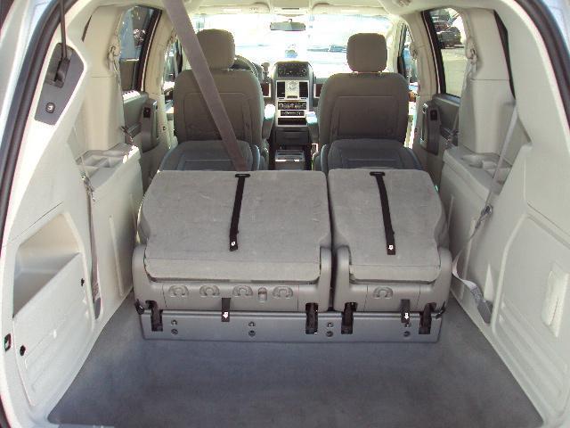 Chrysler Town and Country 2009 photo 4