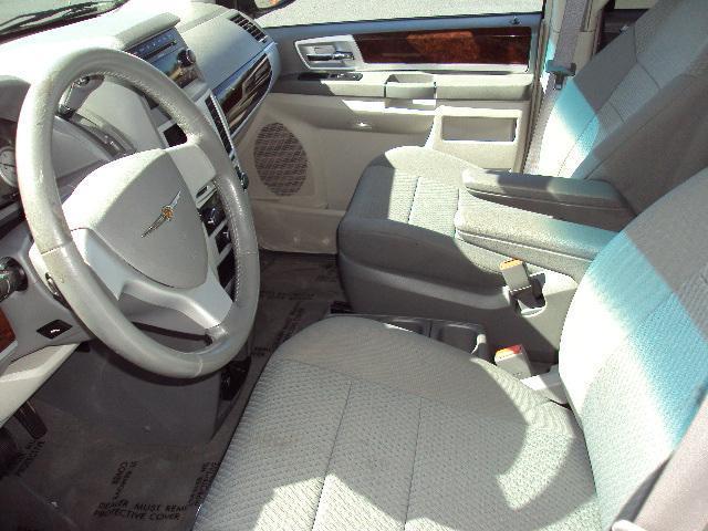 Chrysler Town and Country 2009 photo 5