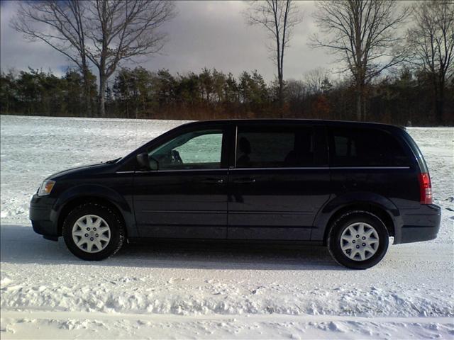 Chrysler Town and Country 2009 photo 2