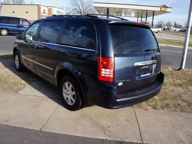 Chrysler Town and Country 2009 photo 1