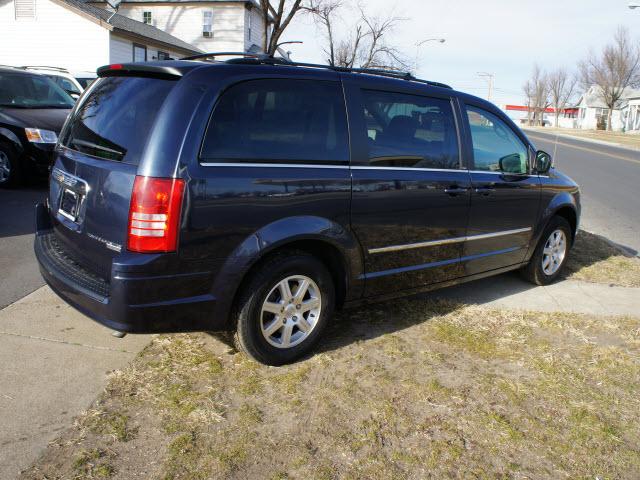 Chrysler Town and Country 2009 photo 2
