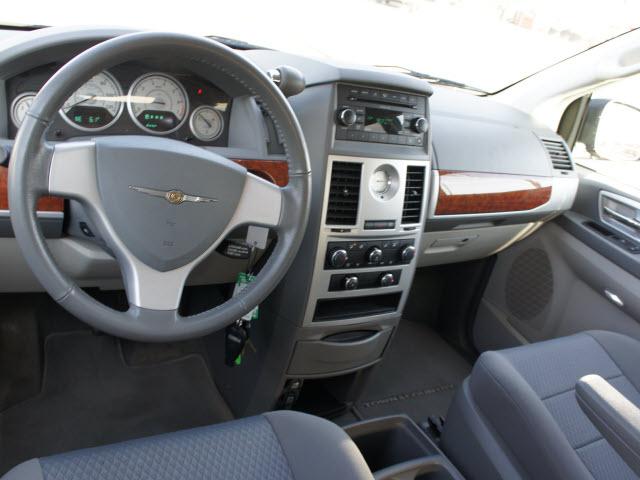 Chrysler Town and Country 2009 photo 4