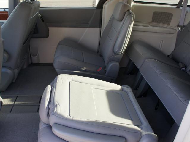 Chrysler Town and Country 2009 photo 5
