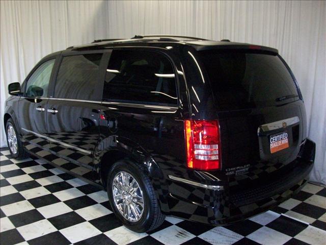Chrysler Town and Country 2009 photo 2
