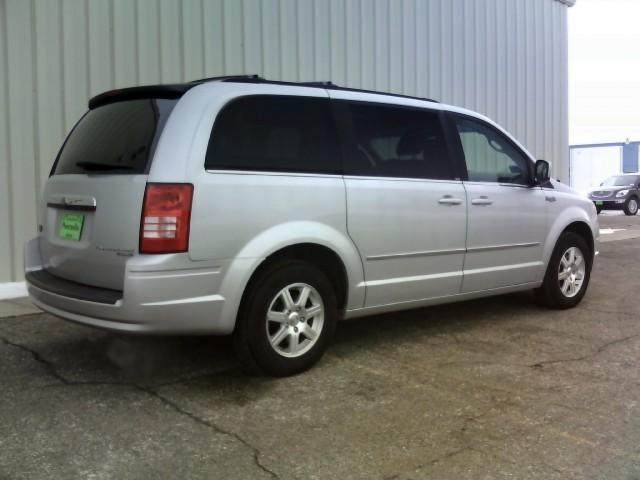 Chrysler Town and Country 2009 photo 2