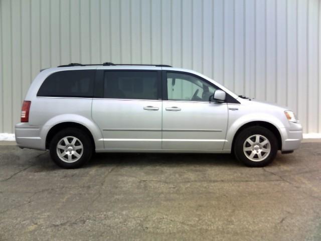 Chrysler Town and Country 2009 photo 3