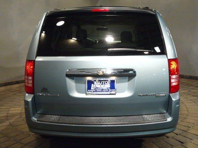 Chrysler Town and Country 2009 photo 2