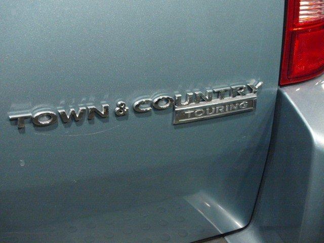 Chrysler Town and Country 2009 photo 3