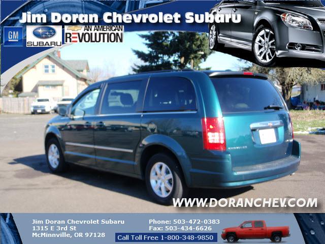Chrysler Town and Country 2009 photo 2