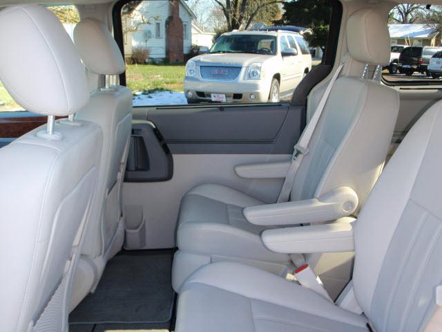 Chrysler Town and Country 2009 photo 5