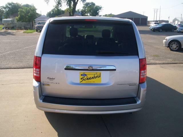 Chrysler Town and Country 2009 photo 2