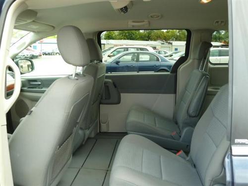 Chrysler Town and Country 2009 photo 3