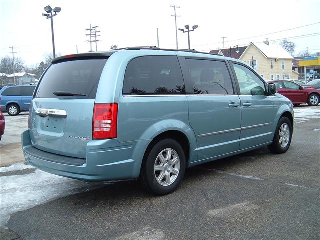 Chrysler Town and Country 2009 photo 2