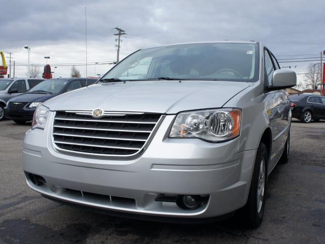Chrysler Town and Country 2009 photo 1