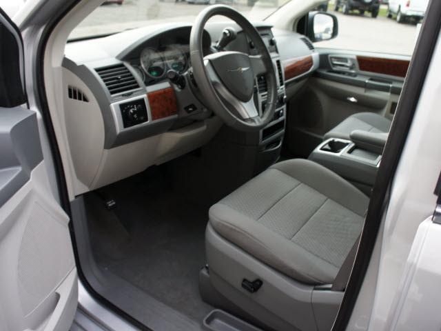 Chrysler Town and Country 2009 photo 2