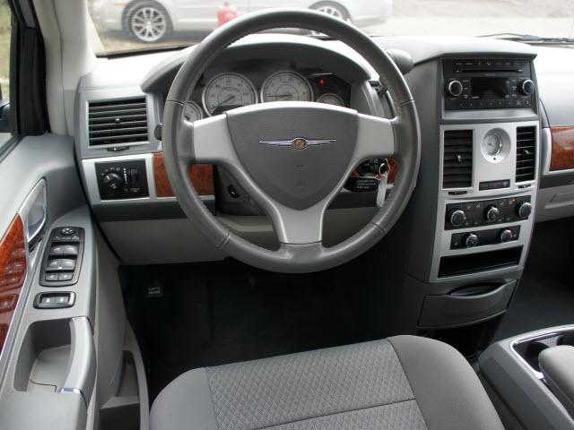 Chrysler Town and Country 2009 photo 3