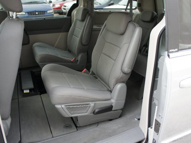Chrysler Town and Country 2009 photo 4