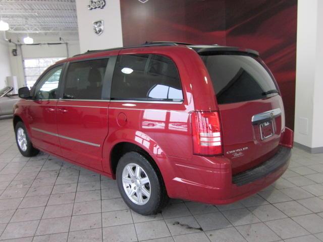 Chrysler Town and Country 2009 photo 2