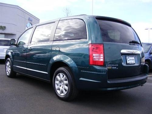 Chrysler Town and Country 2009 photo 3