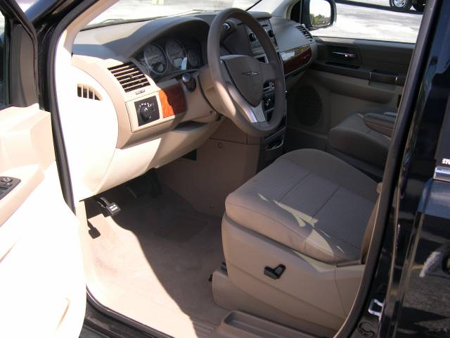 Chrysler Town and Country 2009 photo 2