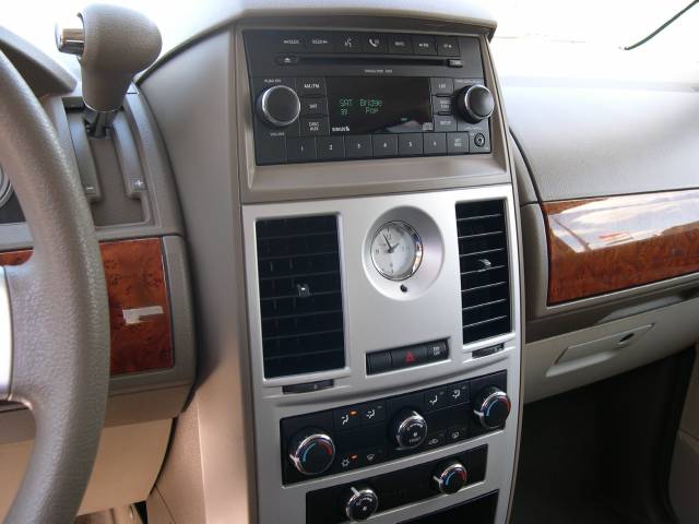 Chrysler Town and Country 2009 photo 3