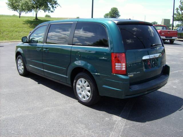 Chrysler Town and Country 2009 photo 2