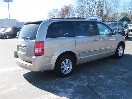 Chrysler Town and Country 2009 photo 2