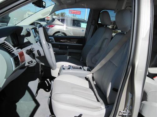 Chrysler Town and Country 2009 photo 5