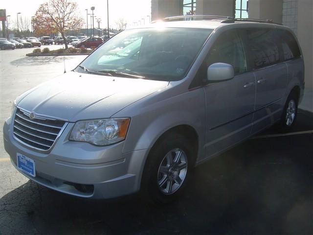 Chrysler Town and Country 2009 photo 2