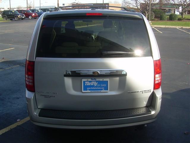 Chrysler Town and Country 2009 photo 3