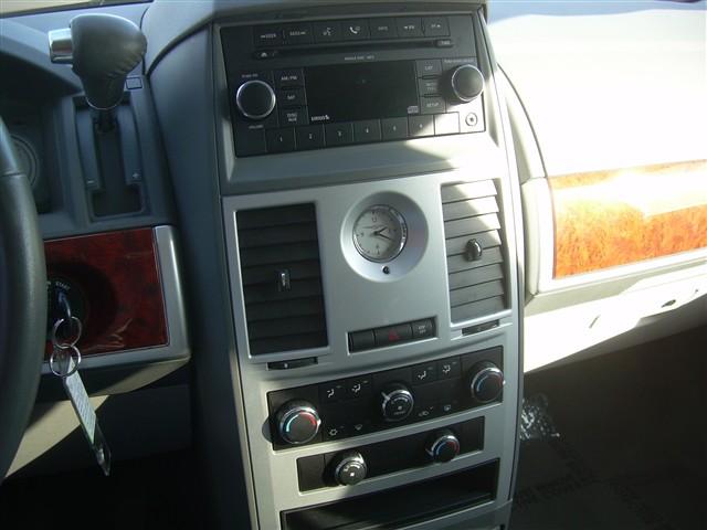 Chrysler Town and Country 2009 photo 4