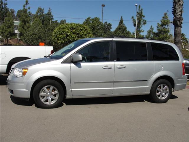 Chrysler Town and Country 2009 photo 2