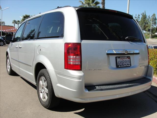 Chrysler Town and Country 2009 photo 3