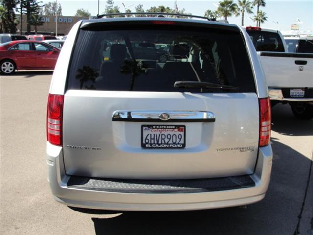 Chrysler Town and Country 2009 photo 4