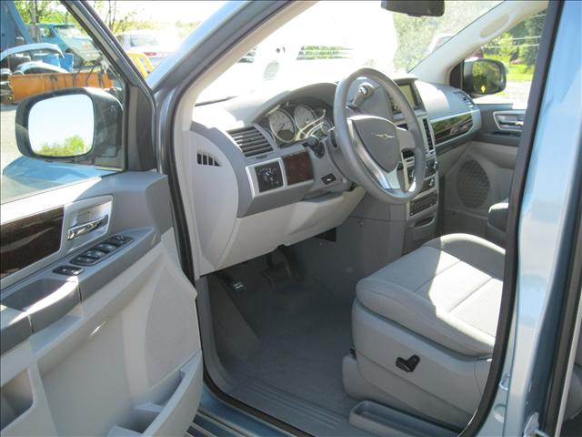Chrysler Town and Country 2009 photo 3
