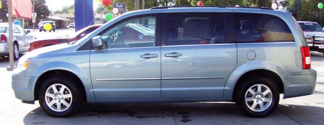 Chrysler Town and Country 2009 photo 1