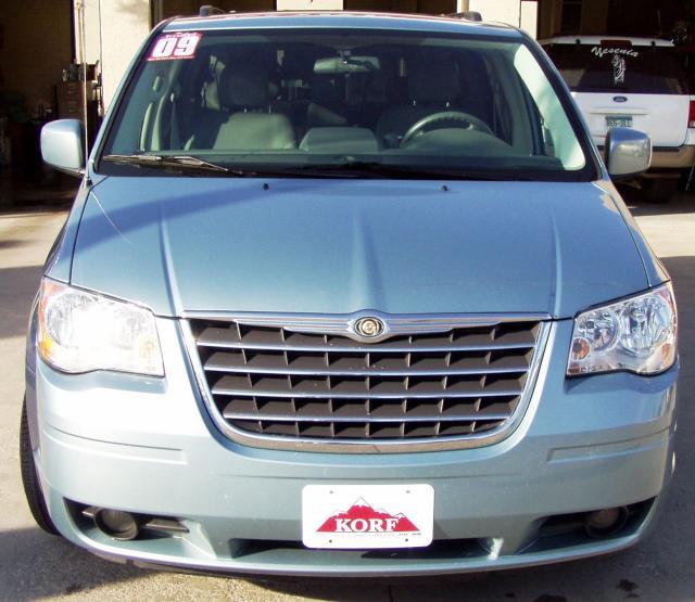 Chrysler Town and Country 2009 photo 2
