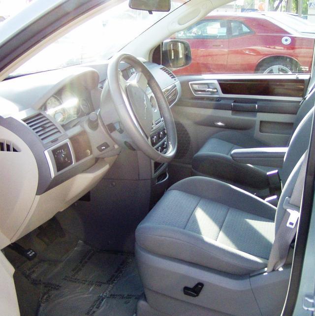 Chrysler Town and Country 2009 photo 3