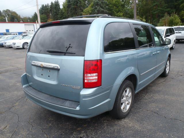 Chrysler Town and Country 2009 photo 2