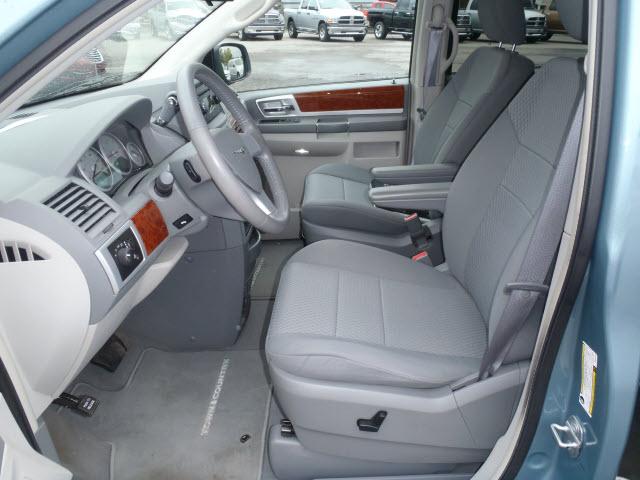 Chrysler Town and Country 2009 photo 3