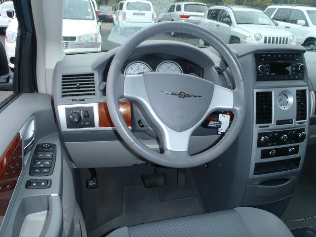 Chrysler Town and Country 2009 photo 4