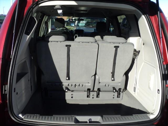 Chrysler Town and Country 2009 photo 2