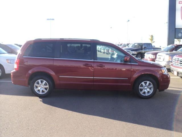 Chrysler Town and Country 2009 photo 4