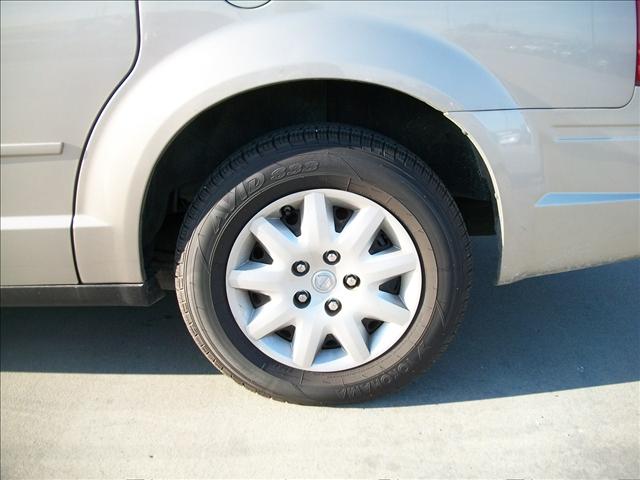 Chrysler Town and Country 2009 photo 2