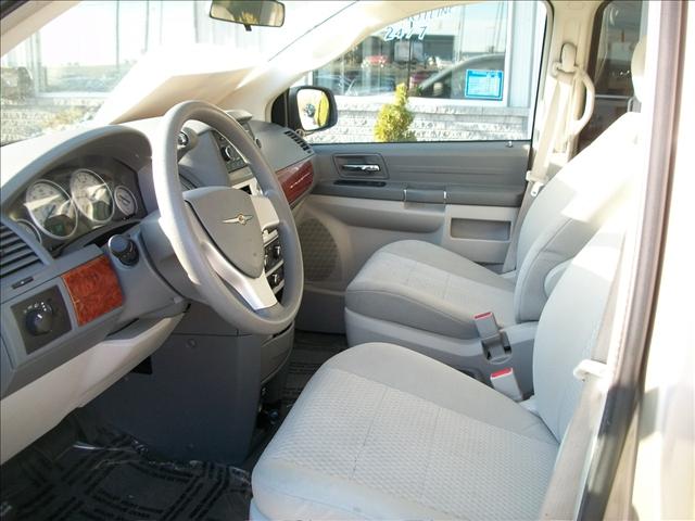 Chrysler Town and Country 2009 photo 3