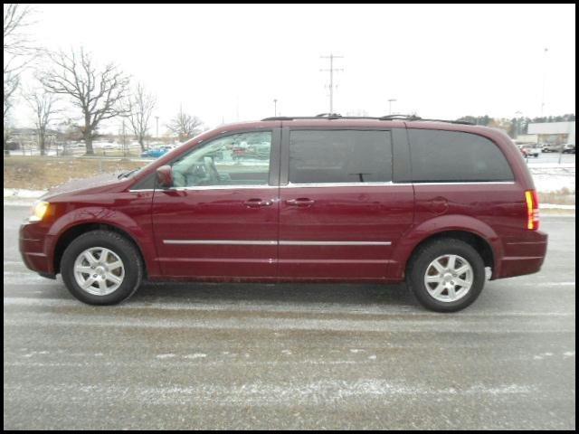 Chrysler Town and Country 2009 photo 3