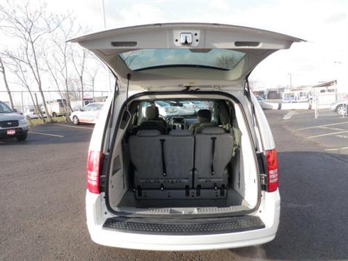 Chrysler Town and Country 2009 photo 2