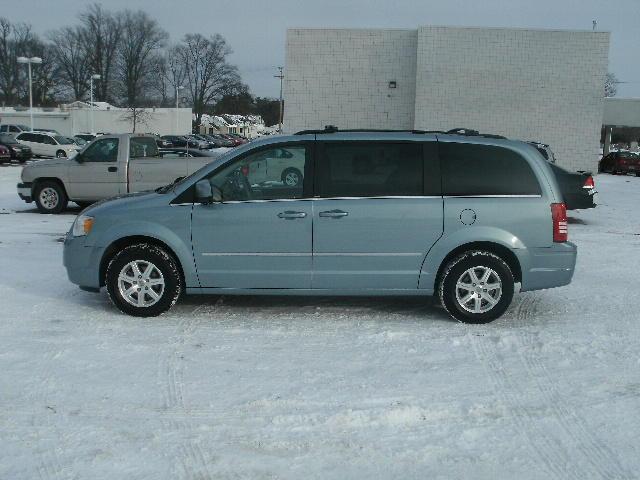 Chrysler Town and Country 2009 photo 2